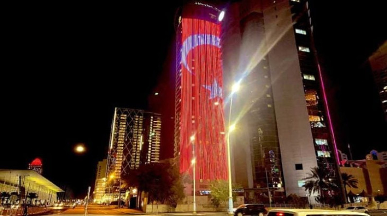 قطر تضيء معالم عاصمتها بألوان العلم التركي- (صور وتغريدة)